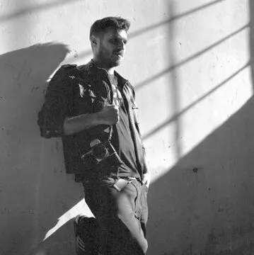 專業分析人員檢視走勢資料示意